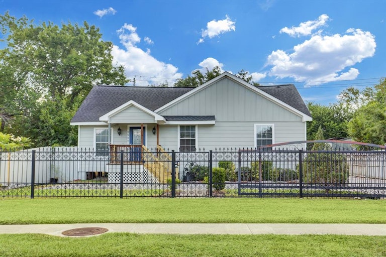 Photo 1 of 15 - 2505 N Ave, Pasadena, TX 77506