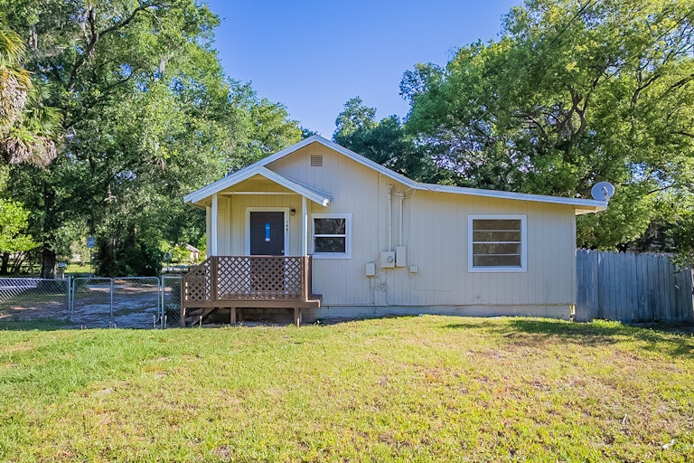 Photo 1 of 16 - 1401 E Voorhis Ave, Deland, FL 32724