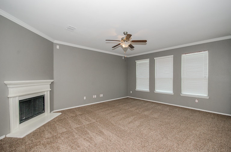Photo 4 of 30 - 951 Crockett Dr, Lavon, TX 75166