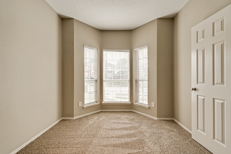 Photo 13 of 26 - 812 Pebble Ridge Dr, Lewisville, TX 75067