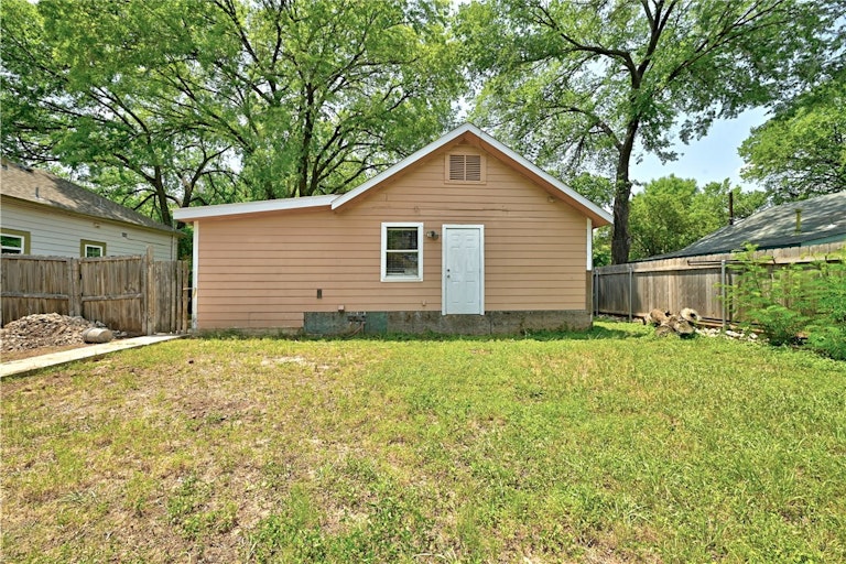 Photo 5 of 10 - 1109 Perry Rd, Austin, TX 78721