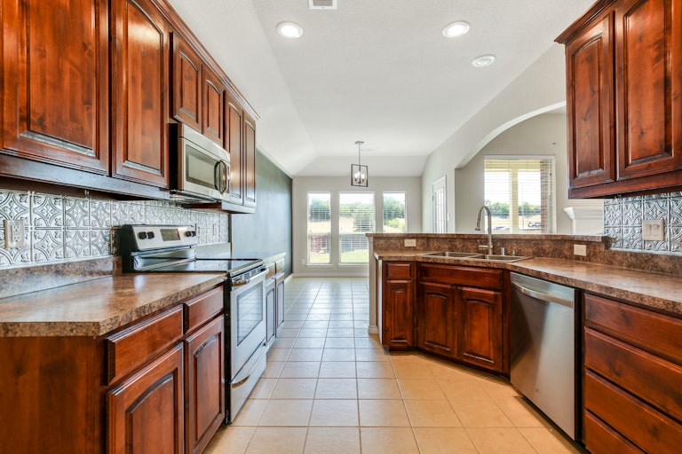 Photo 2 of 25 - 1521 Carol Dr, Fort Worth, TX 76108