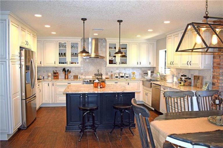 Photo 4 of 17 - 10377 Oak Leaf St, Largo, FL 33774