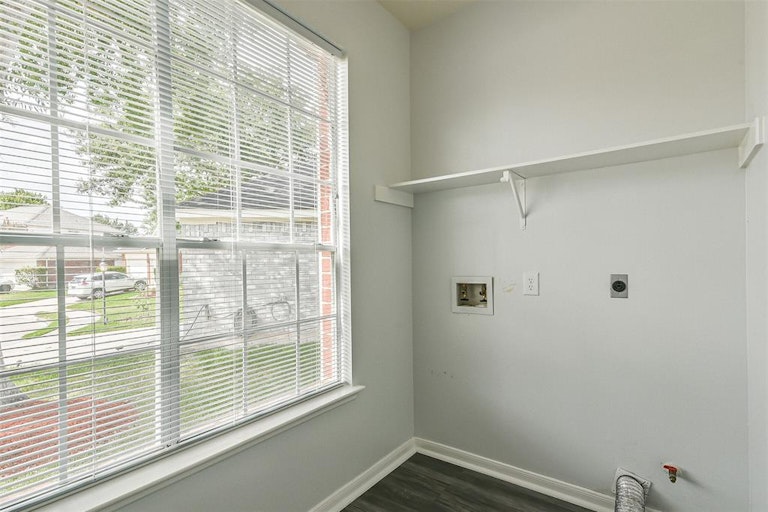Photo 14 of 34 - 16026 Biscayne Shoals Dr, Friendswood, TX 77546