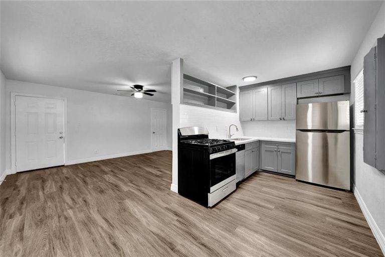 Photo 3 of 23 - 5102 Academy St #16, Houston, TX 77005