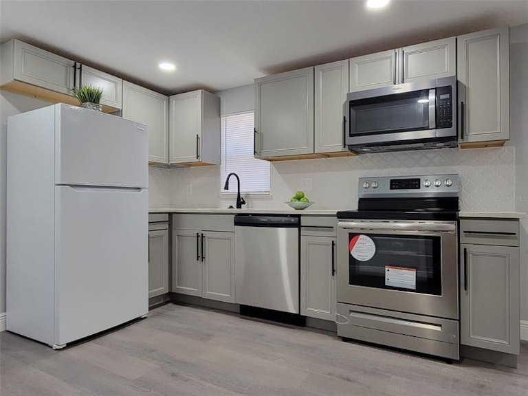 Photo 6 of 15 - 1321 N Orange St, Mount Dora, FL 32757