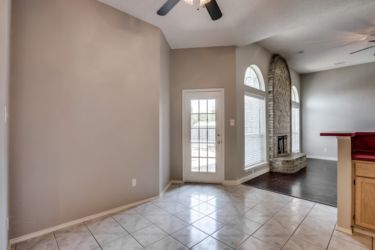 Photo 14 of 29 - 1677 Shannon Dr, Lewisville, TX 75077
