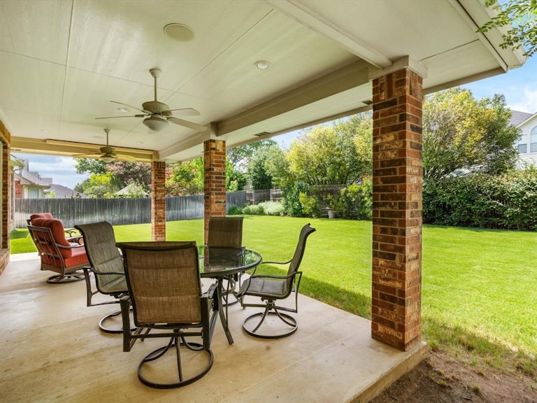 Photo 33 of 40 - 6916 Canyon Springs Rd, Fort Worth, TX 76132