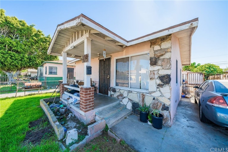 Photo 2 of 18 - 226 E 88th Pl, Los Angeles, CA 90003