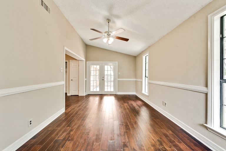 Photo 14 of 25 - 2705 Fountainview Dr, Corinth, TX 76210