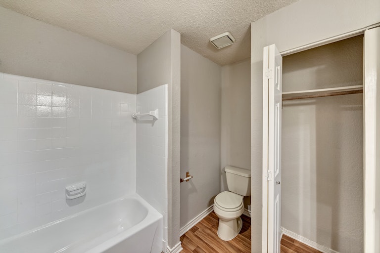 Photo 17 of 21 - 6401 Mercedes Dr, Arlington, TX 76001