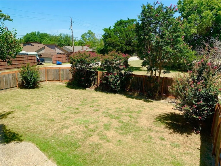 Photo 18 of 38 - 801 Forest Edge Ln, Wylie, TX 75098