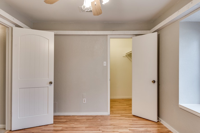 Photo 19 of 23 - 505 Country View Ln, Garland, TX 75043