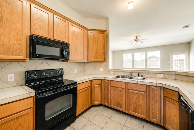 Photo 7 of 26 - 3412 Replay Ln, Little Elm, TX 75068
