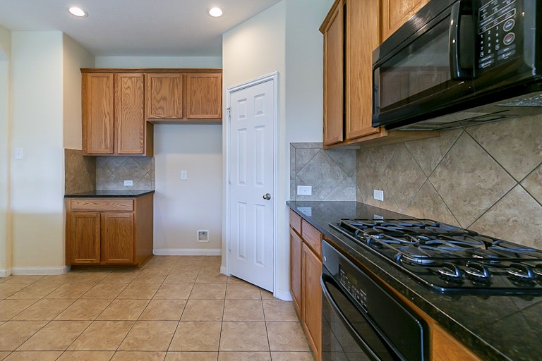 Photo 9 of 31 - 5703 Langham Dawn Ln, Houston, TX 77084