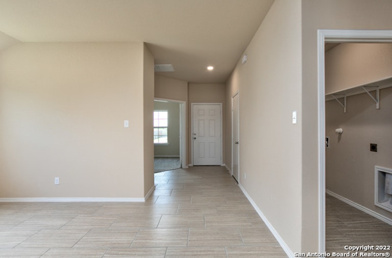 Photo 4 of 27 - 1062 Sixtree Dr, New Braunfels, TX 78130