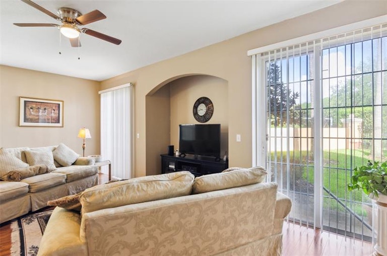 Photo 9 of 23 - 6751 Breezy Palm Dr, Riverview, FL 33578