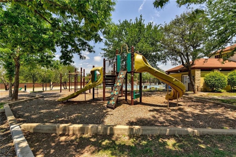 Photo 36 of 37 - 414 Las Colinas Dr, Leander, TX 78641