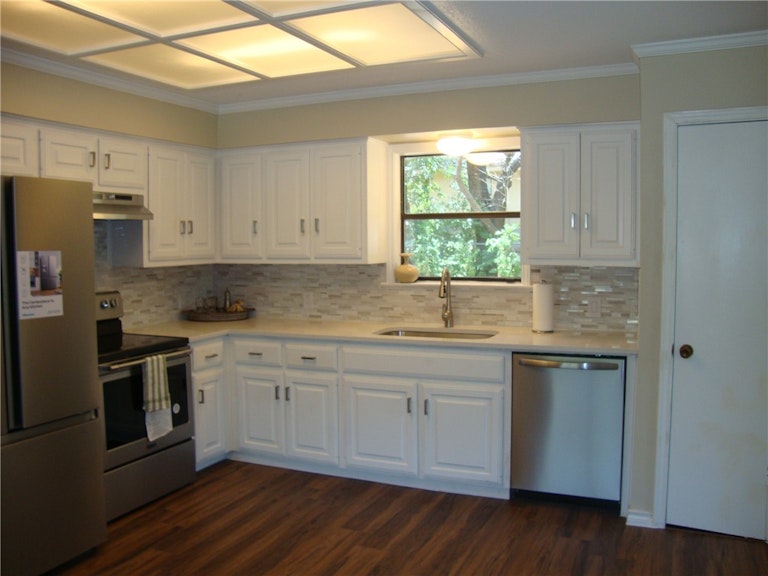 Photo 7 of 25 - 10716 Sunny Ln, Jonestown, TX 78645