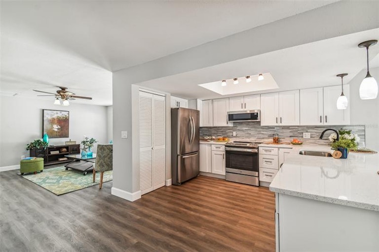 Photo 19 of 42 - 8010 Diagonal Rd N, Saint Petersburg, FL 33702