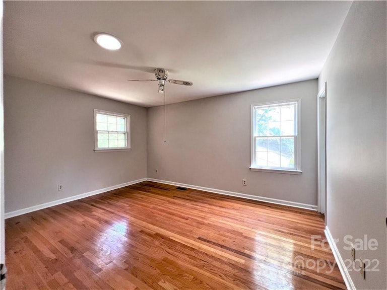 Photo 20 of 33 - 7427 Meadowdale Ln, Charlotte, NC 28212