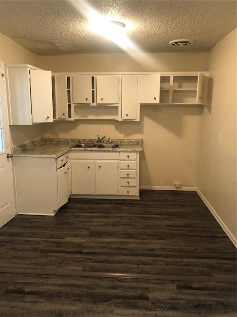 Photo 6 of 11 - 4910 Rhode Island Ct, Jacksonville, FL 32209