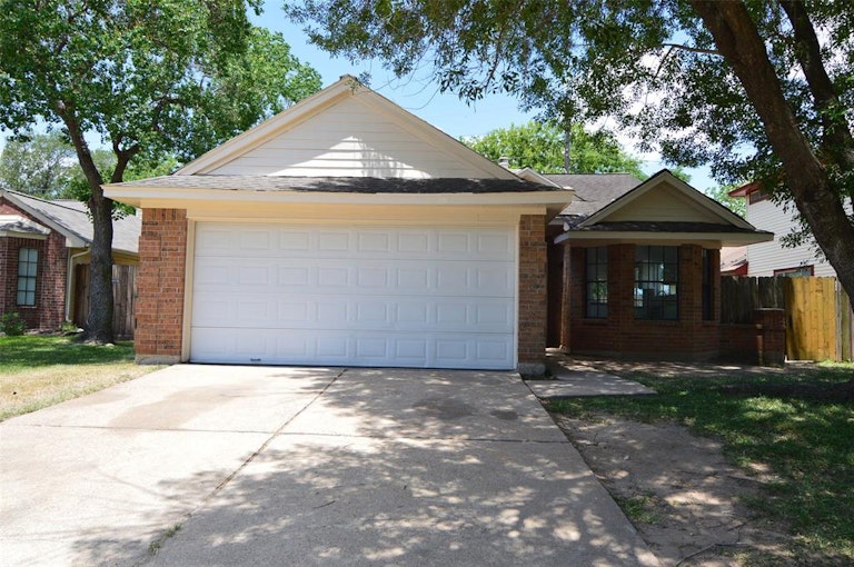Photo 1 of 25 - 2527 Silver Trumpet Dr, Katy, TX 77449