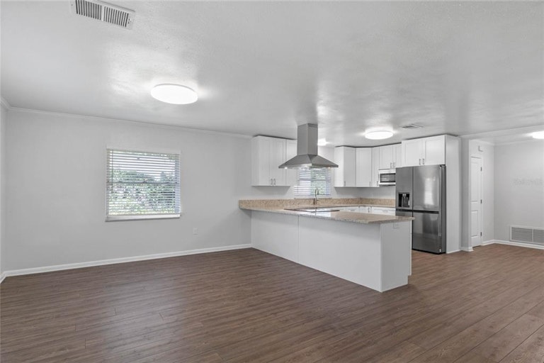 Photo 9 of 35 - 118 E Myrtle St, Howey In The Hills, FL 34737