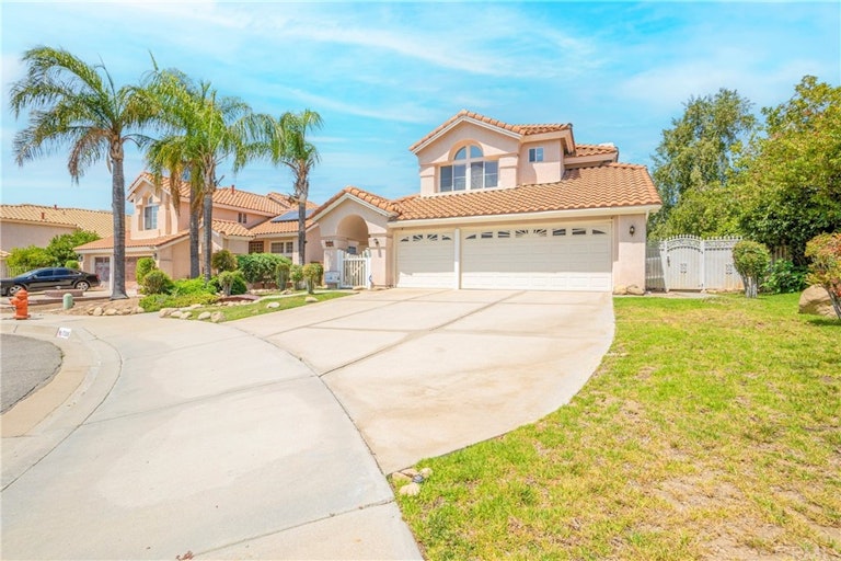Photo 3 of 25 - 7306 Yellow Jasmine Dr, Highland, CA 92346