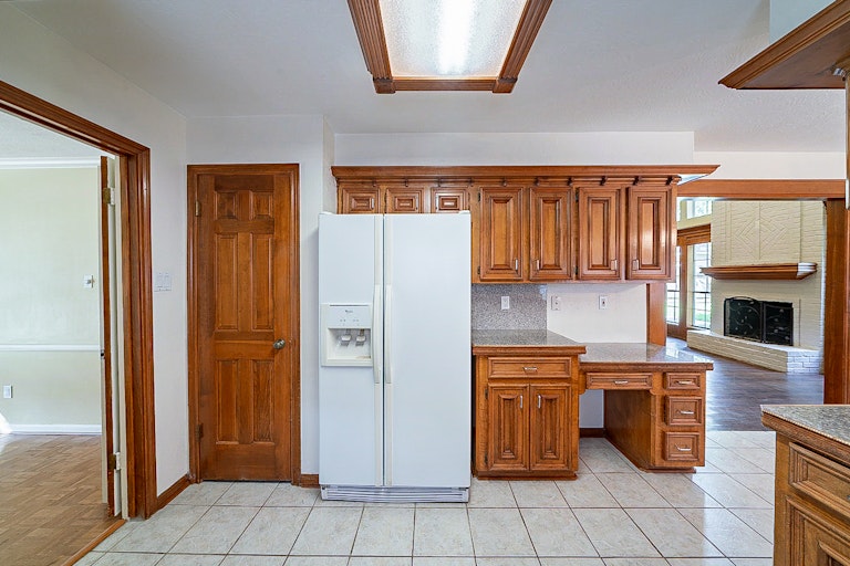 Photo 10 of 37 - 5522 Lone Cedar Dr, Kingwood, TX 77345