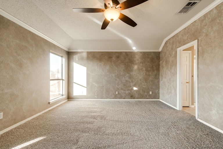 Photo 16 of 31 - 5550 Belstrum Pl, Fort Worth, TX 76137