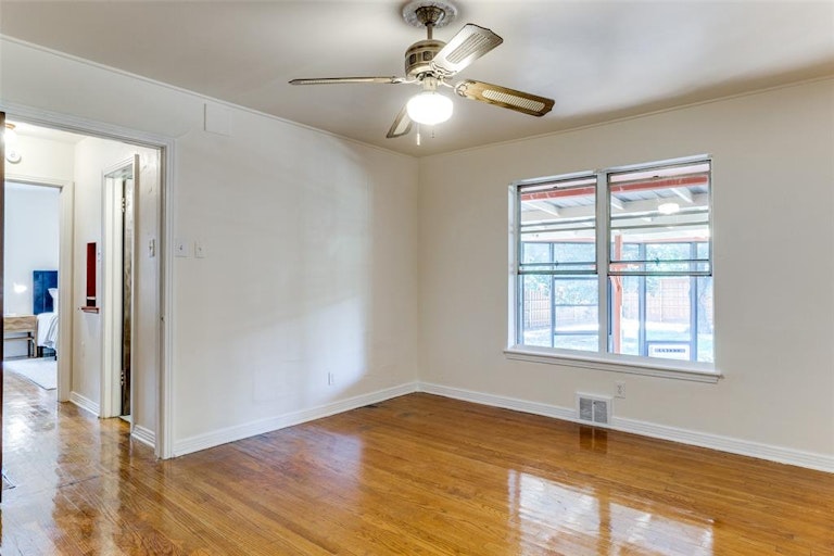 Photo 27 of 35 - 526 Woolsey Dr, Dallas, TX 75224
