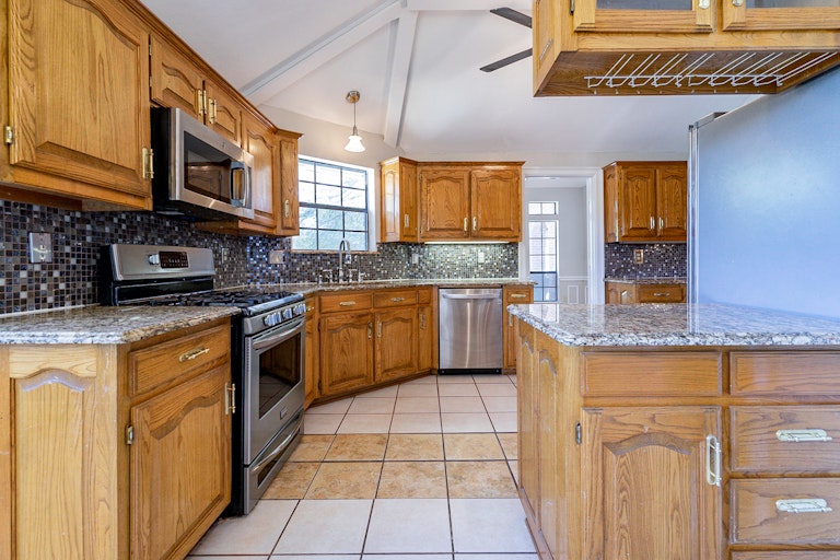Photo 4 of 36 - 1721 Knob Hill Dr, Garland, TX 75043