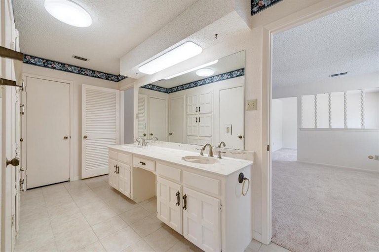 Photo 25 of 40 - 312 Greenbriar Ln, Colleyville, TX 76034