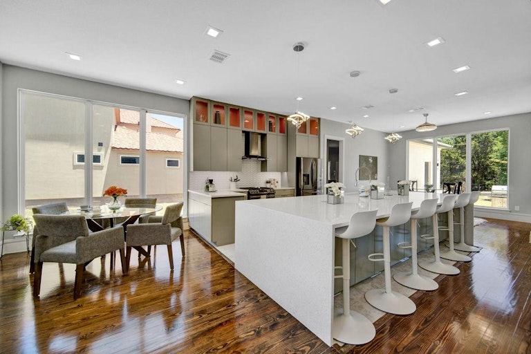 Photo 10 of 31 - 4806 Lynnacre Dr, Dallas, TX 75211