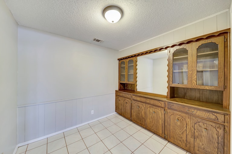 Photo 10 of 29 - 7344 Laurie Dr, Fort Worth, TX 76112