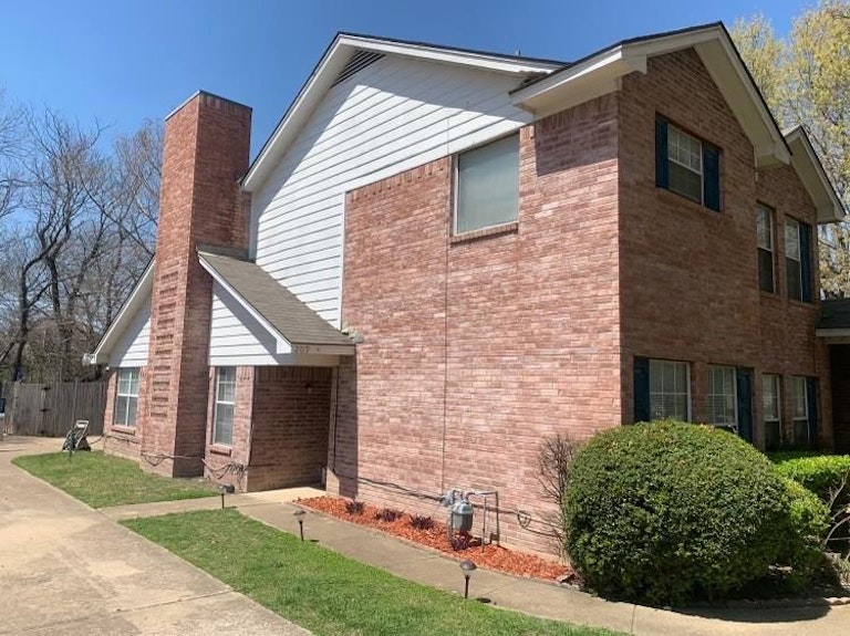 Photo 3 of 5 - 209 Idle Creek Ln, Desoto, TX 75115
