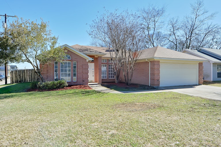Photo 1 of 21 - 201 S 3rd Ave, Mansfield, TX 76063