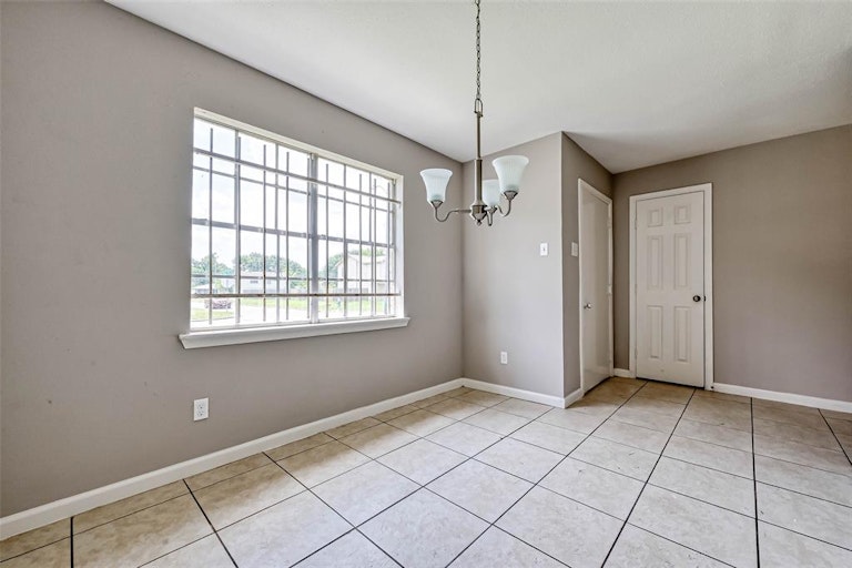 Photo 8 of 32 - 8638 Valley Flag Dr, Houston, TX 77078