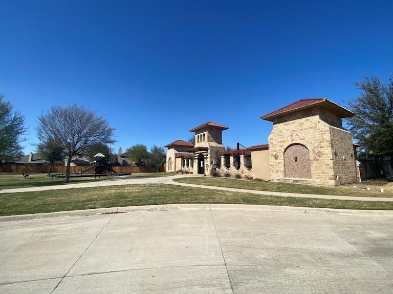 Photo 34 of 35 - 10304 Fossil Valley Dr, Fort Worth, TX 76131