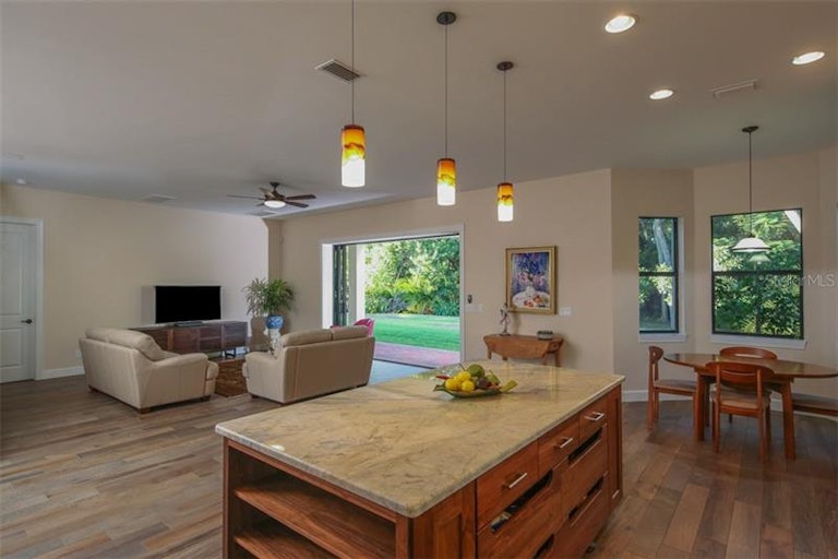 Photo 10 of 25 - 5331 Silver Leaf Ln, Sarasota, FL 34233