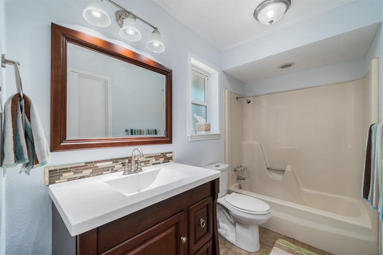 Photo 24 of 31 - 403 S Grove Rd, Richardson, TX 75081