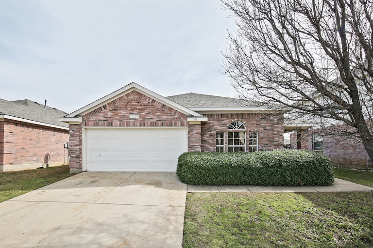 Photo 1 of 25 - 11001 Deer Trl, Fort Worth, TX 76140