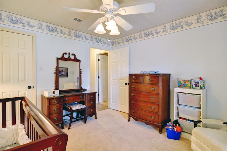 Photo 35 of 39 - 3807 S Shadycreek Dr, Arlington, TX 76013