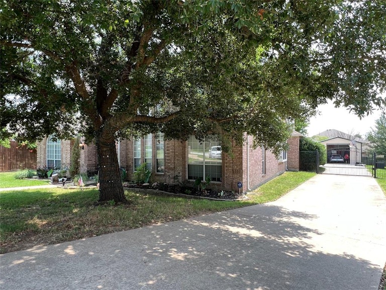 Photo 3 of 27 - 804 Ridge Crest Dr, Burleson, TX 76028