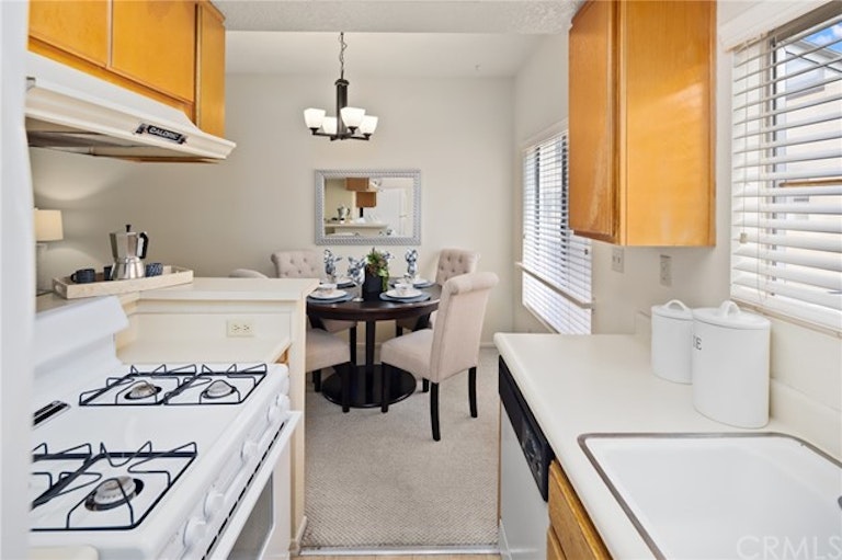 Photo 14 of 29 - 217 S Catalina Ave #8, Pasadena, CA 91106