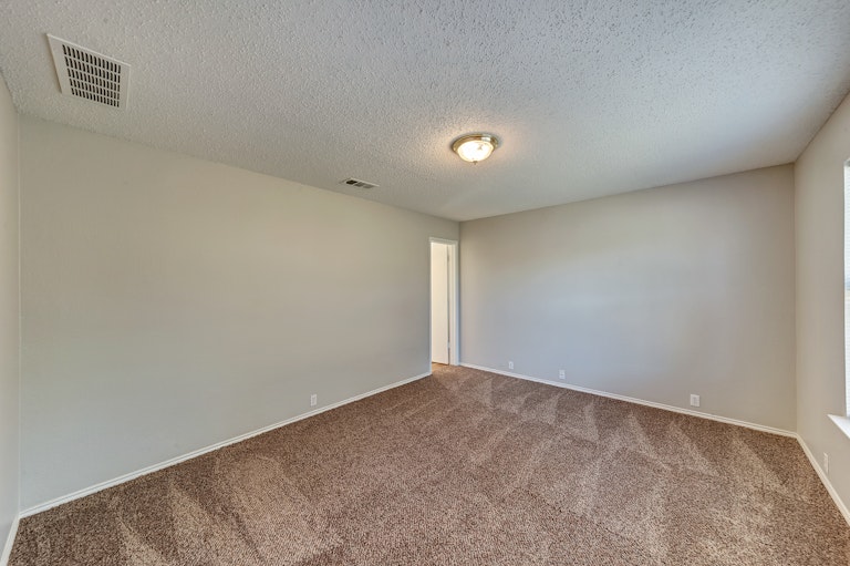 Photo 12 of 23 - 1405 Gilday Dr, Arlington, TX 76002