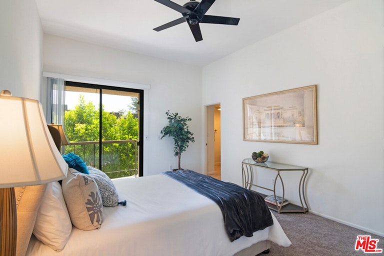 Photo 21 of 41 - 13965 Riverside Dr, Sherman Oaks, CA 91423