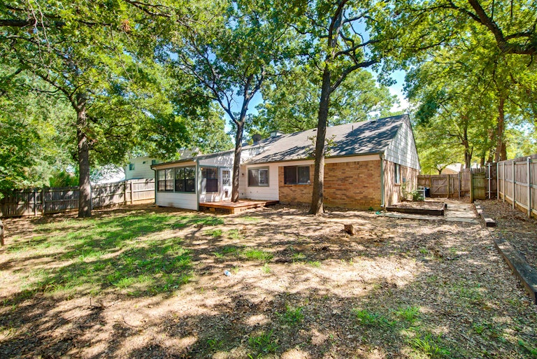 Photo 25 of 25 - 419 Thorn Wood Dr, Euless, TX 76039