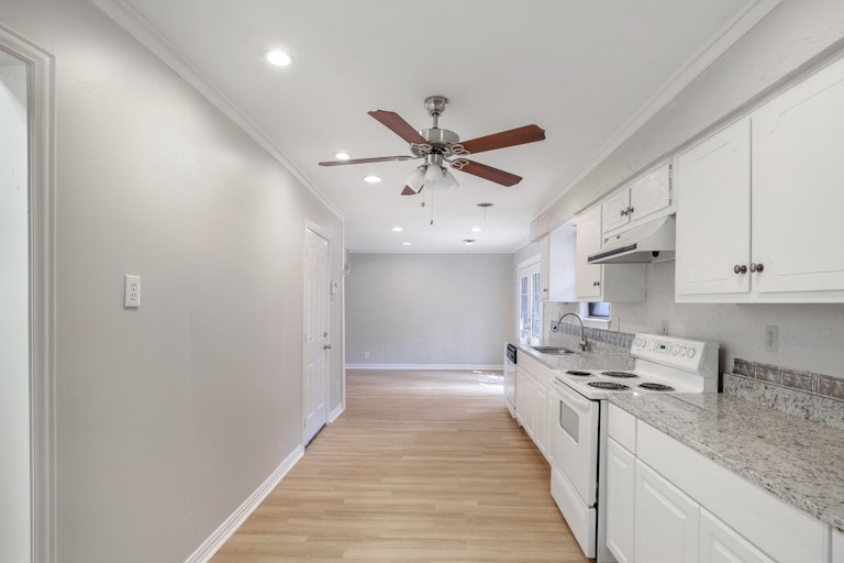 Photo 16 of 25 - 1241 King Dr, Bedford, TX 76022